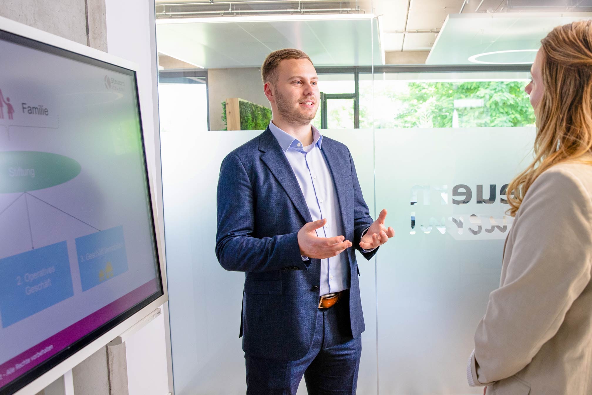 Beratungsgespräch zur steuerlichen Gestaltung beim Unternehmensverkauf