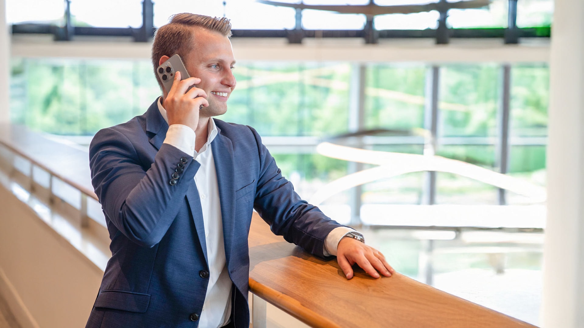 Steuerberater David Kasper bespricht telefonisch steuerliche und rechtliche Fragen beim Unternehmenskauf