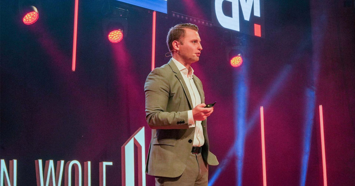 David Kasper erklärt steuerliche Themen wie die Betriebsaufspaltung bei einer Fachveranstaltung für Unternehmer