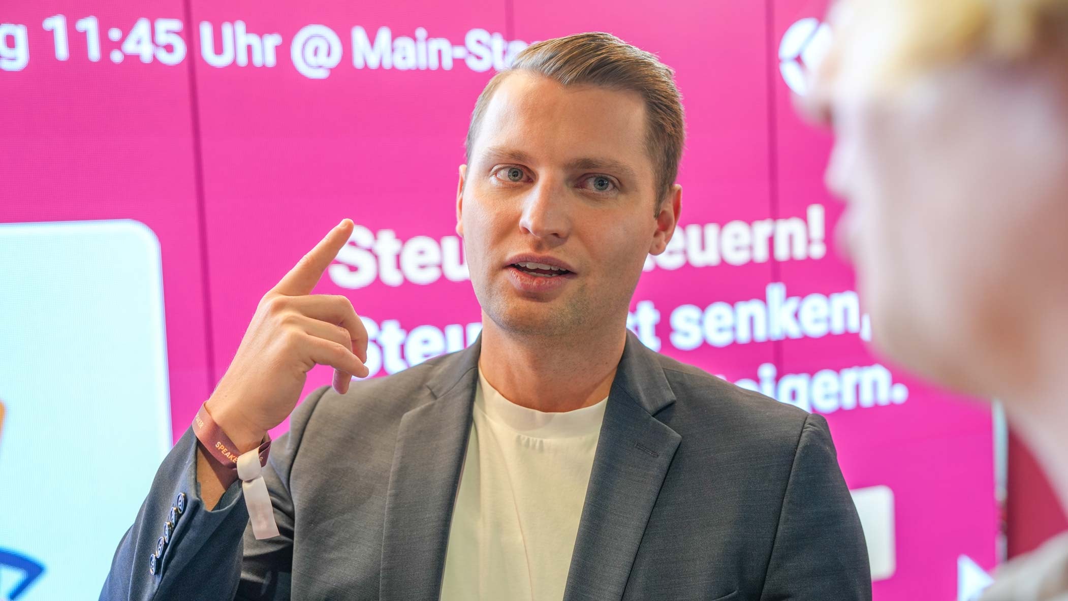 Gespräch zur Betriebsaufspaltung zwischen Unternehmer und Steuerberater David Kasper mit Fokus auf Steuervorteile und Risiken