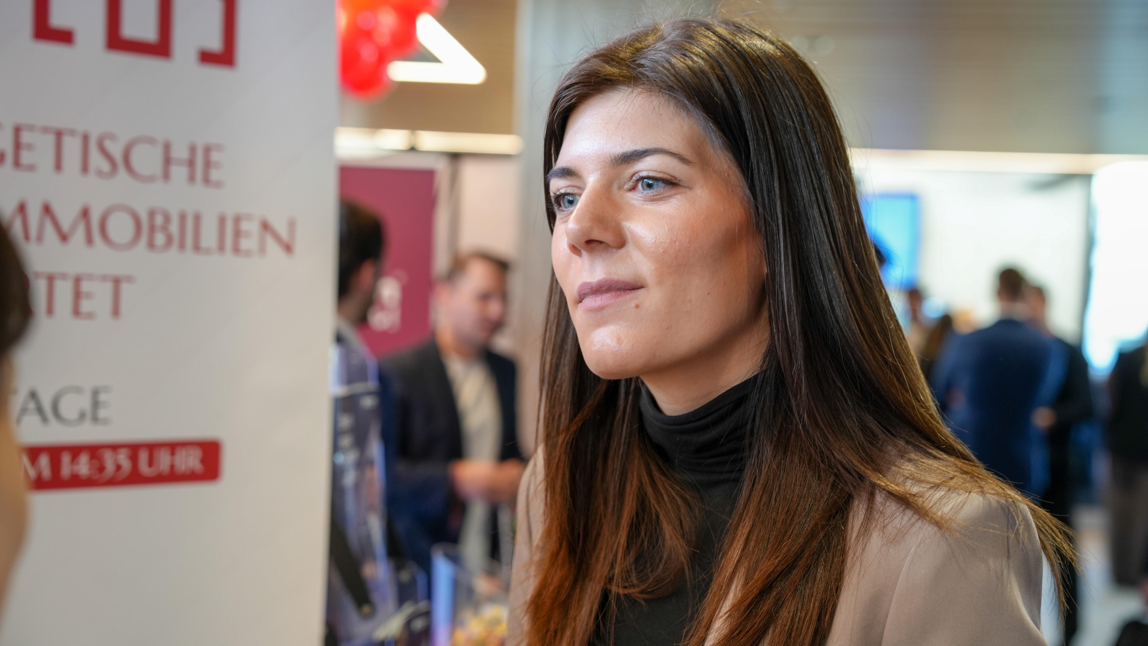 Austausch über Betriebsaufspaltung und strategische Steuergestaltung mit Unternehmern auf einer Fachmesse