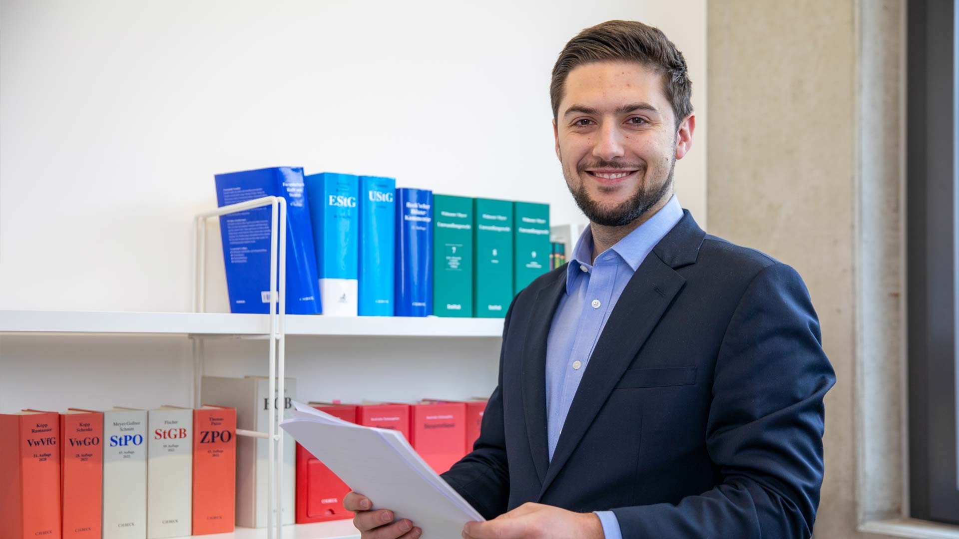 Rechtsanwalt Sebastian Durchholz prüft steuerliche Gestaltungsmöglichkeiten für Freiberufler