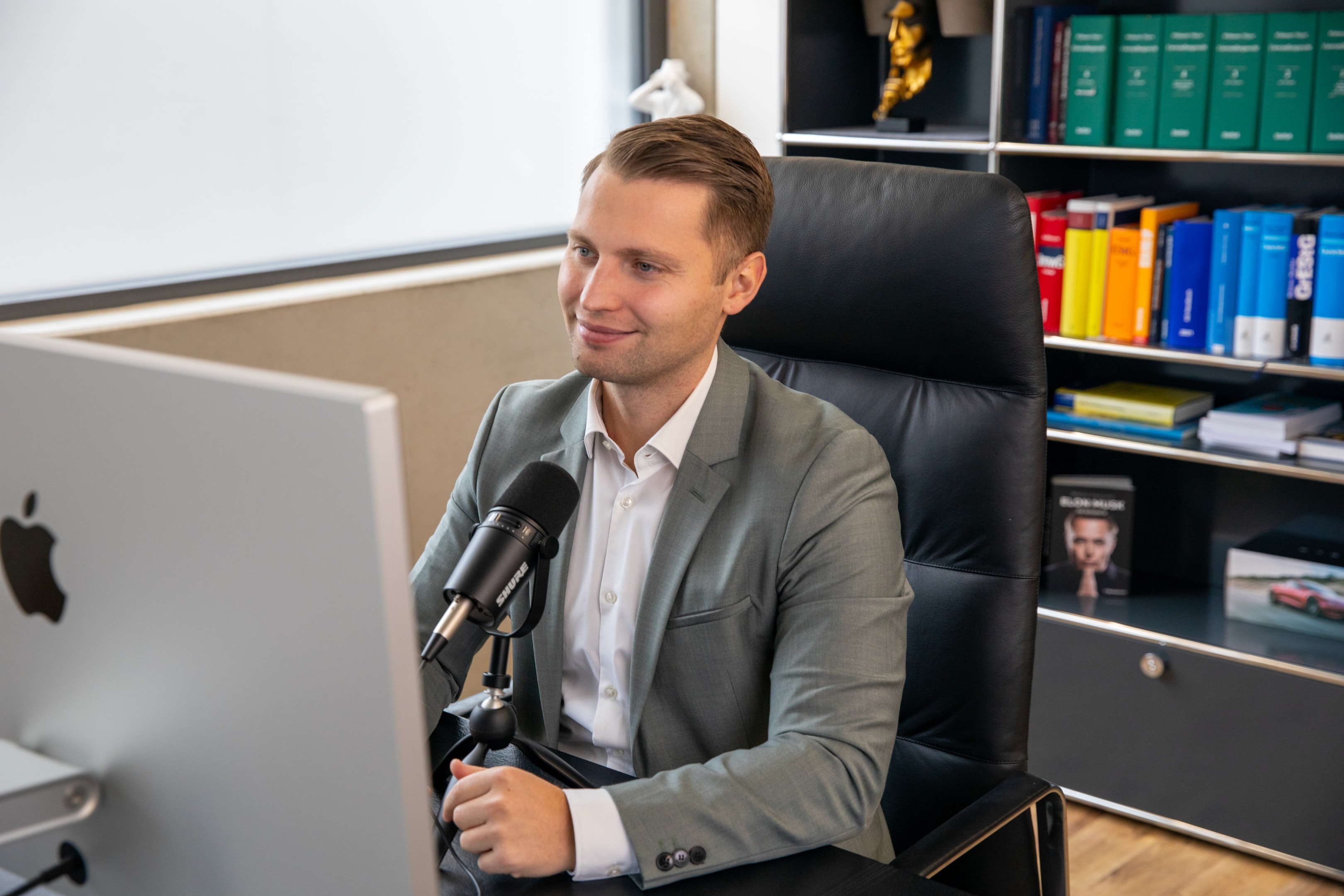 Steuerberater David Kasper erklärt Unternehmern die steuerliche Behandlung von Firmenwagen und Dienstwagenregelungen für 2026 im persönlichen Beratungsgespräch