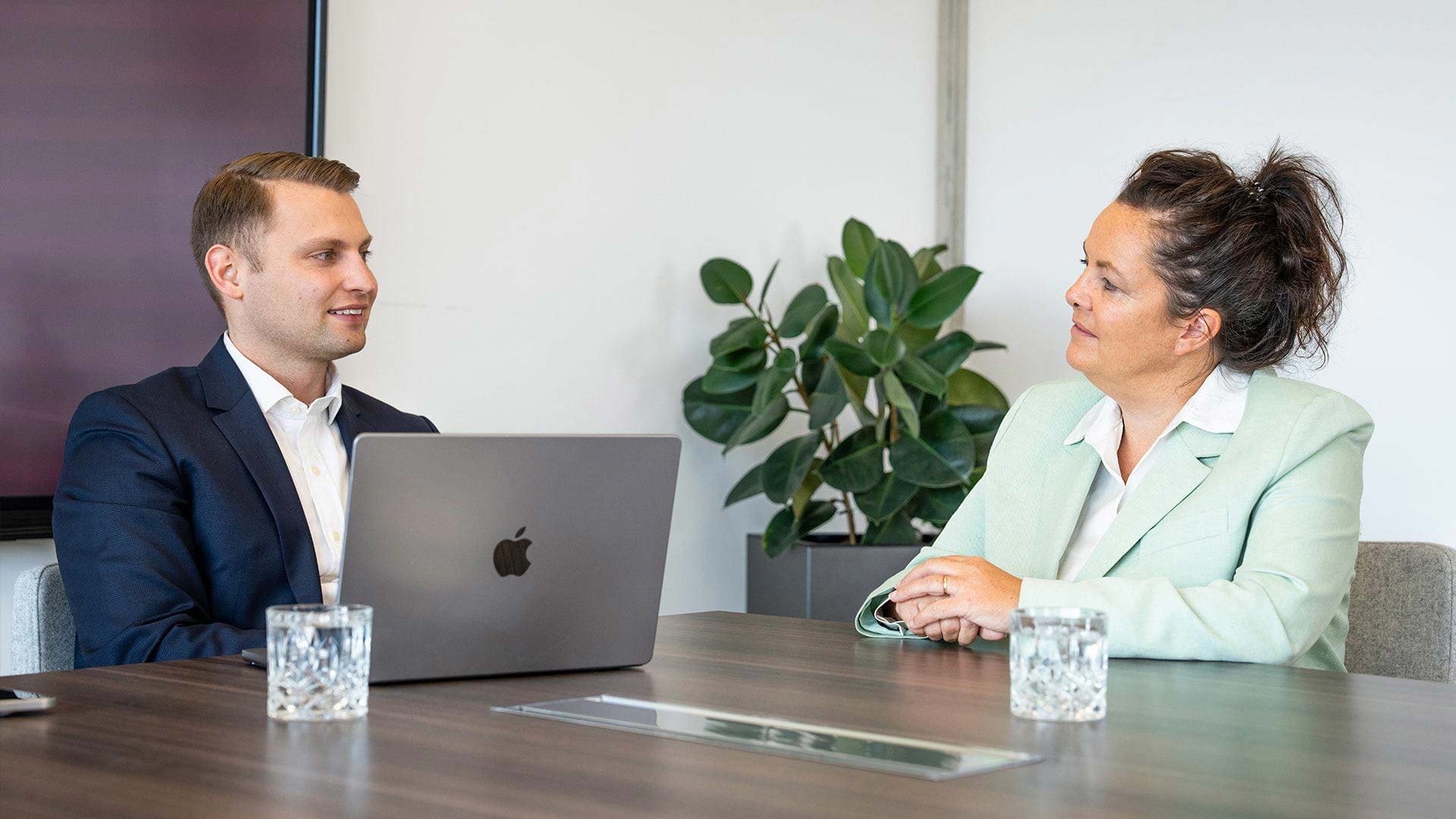 Gespräch zwischen Steuerberatern zur rechtssicheren Vergütung eines Minijob-Geschäftsführers