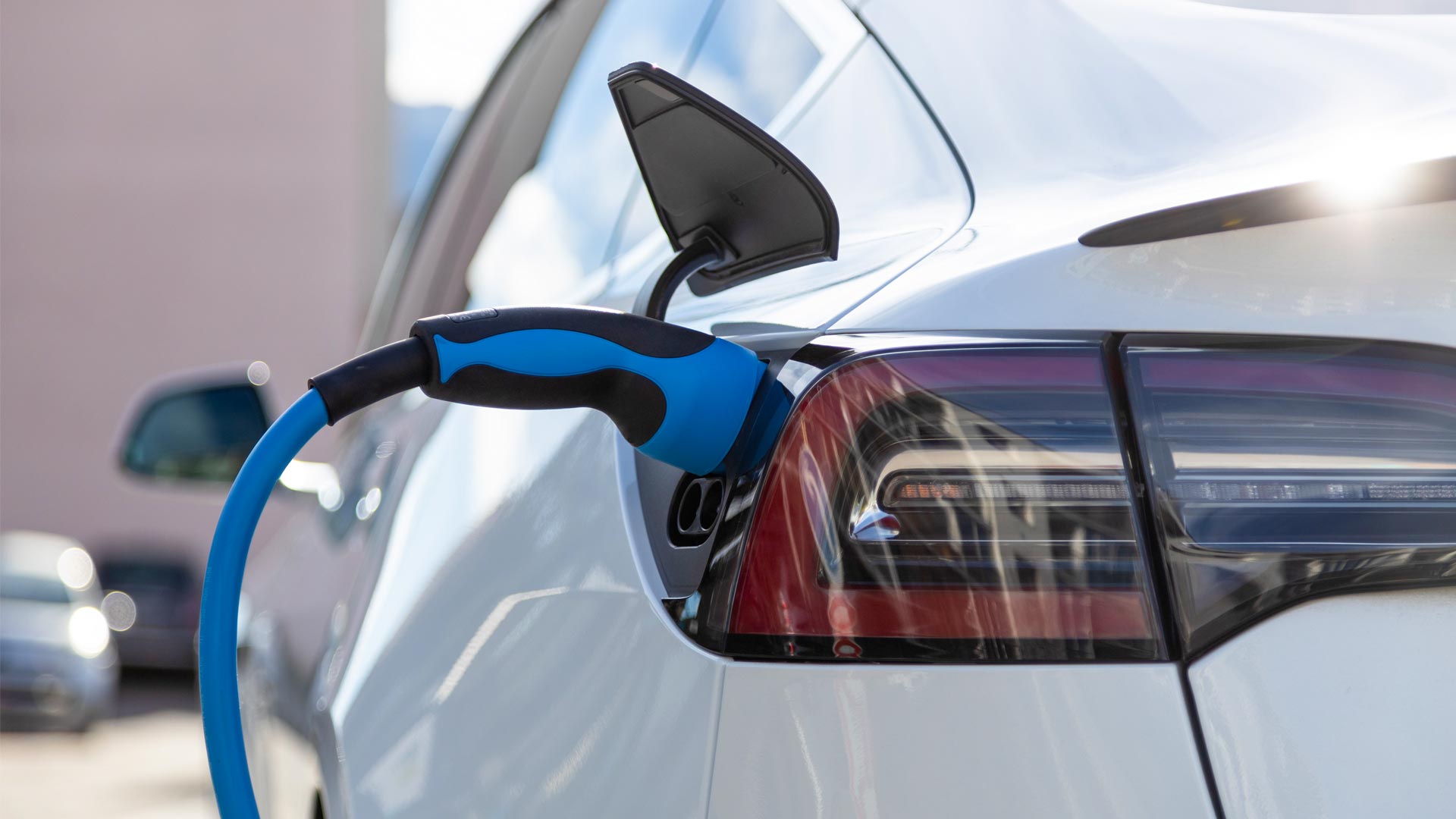 Elektroauto als Firmenwagen beim Laden mit steuerlichen Vorteilen und Förderung für E Auto Dienstwagen