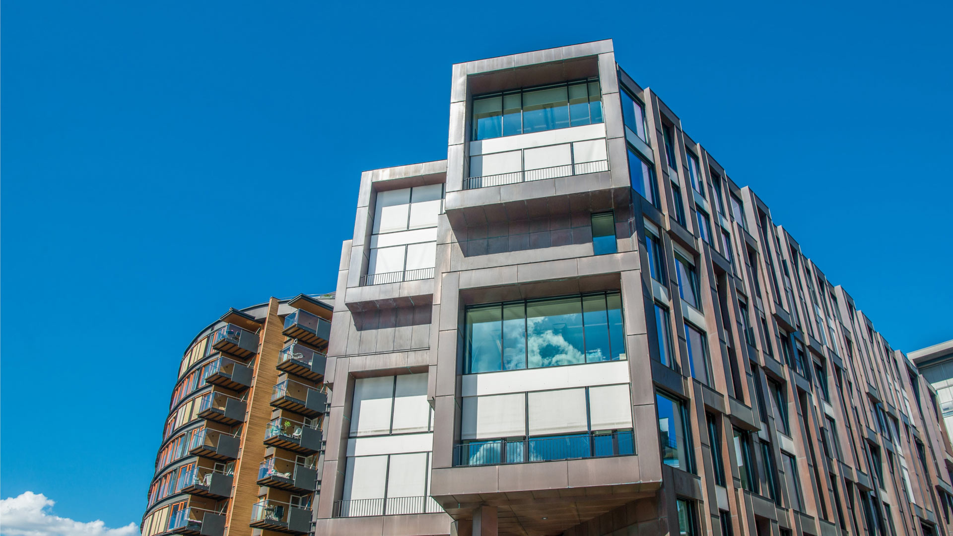 Moderne Wohn- und Büroimmobilie als Beispiel für Immobilieninvestitionen und Immobilienkauf.