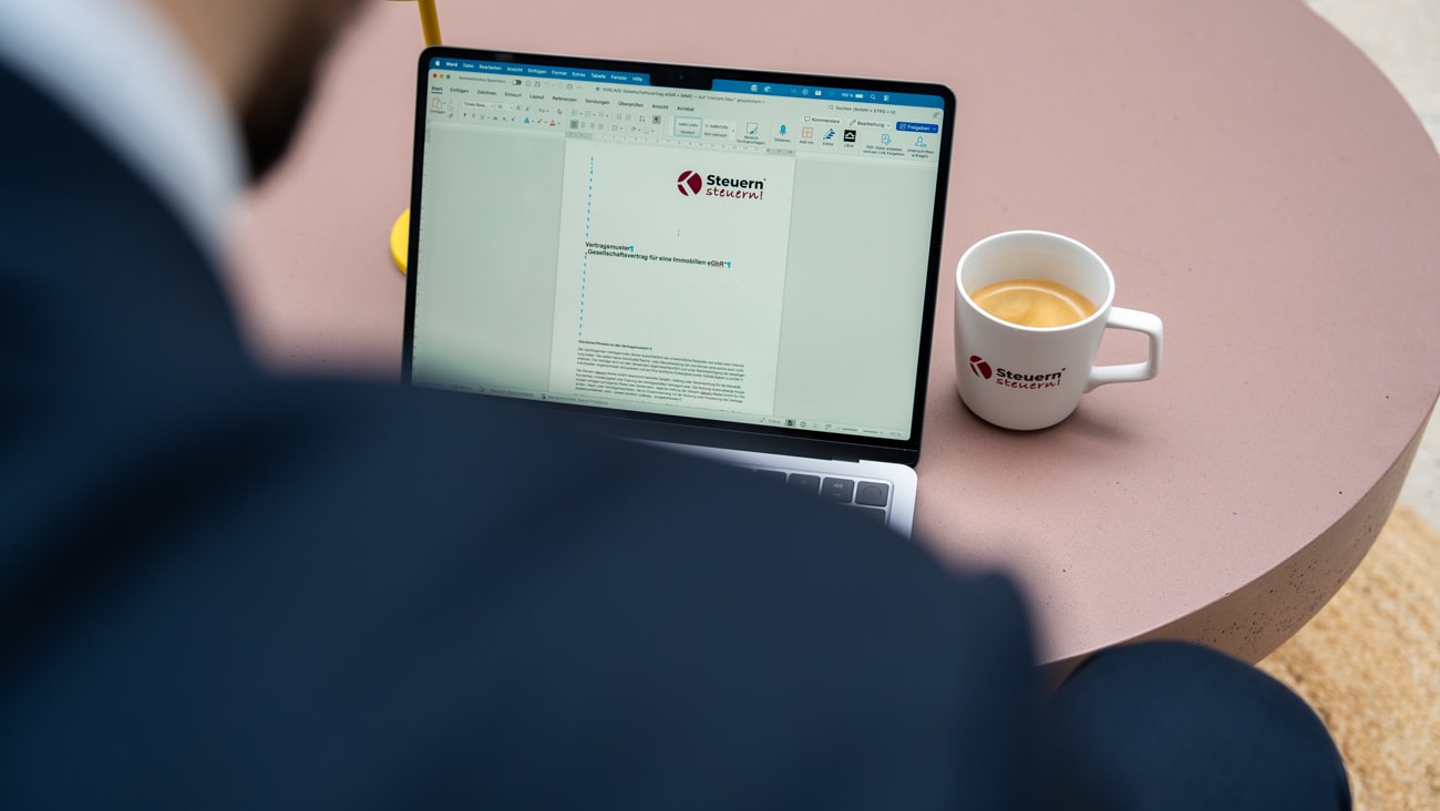 Laptop mit Vertragsdokument zur Gründung einer Stiftung oder Vermögensstruktur für Familienunternehmen.