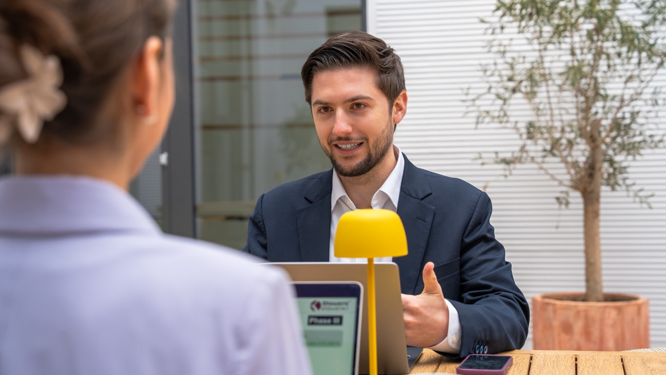 Team Besprechung zur Strukturierung einer deutschen oder ausländischen Familienstiftung für Vermögens- und Nachfolgeplanung.