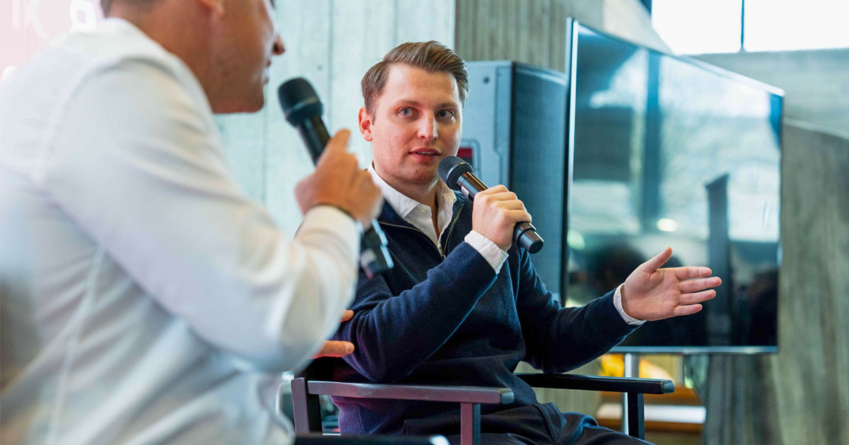 Betriebsaufspaltung vermeiden: Steuerberater David Kasper erklärt steuerliche Risiken bei GmbH und Immobilien bei einer Keynote