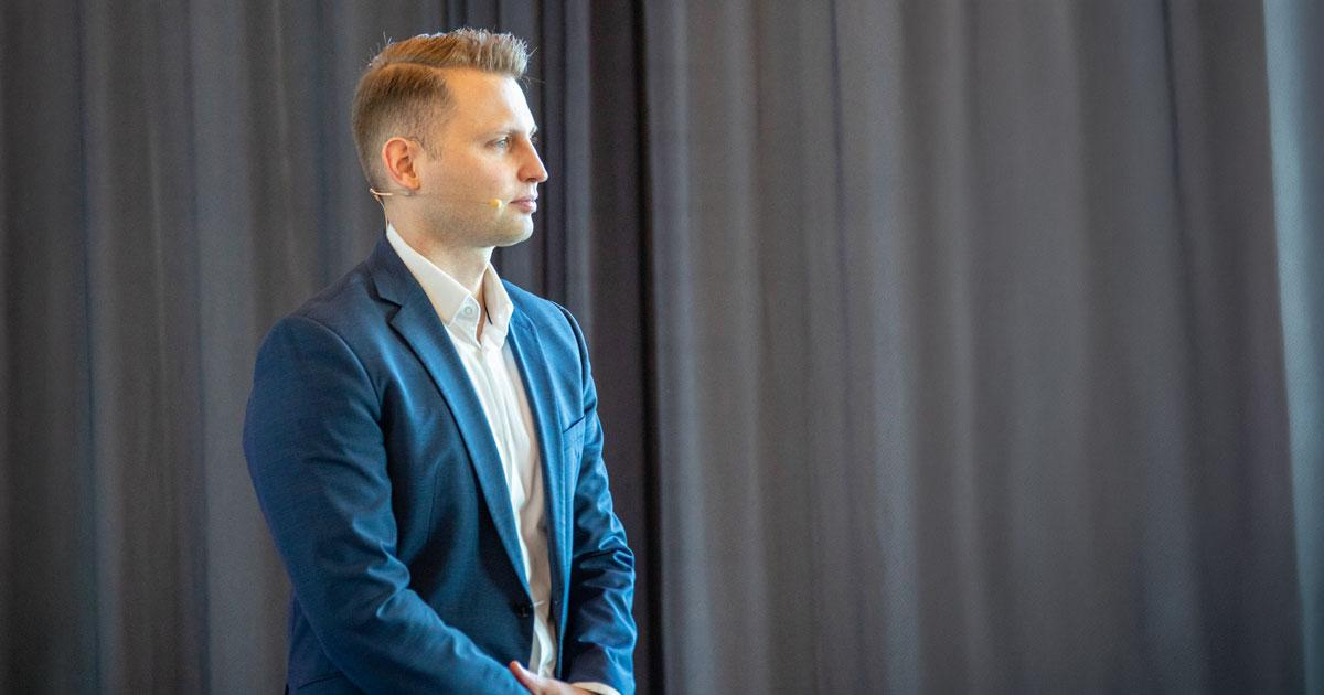 Steuerberater David beim Workshop Vortrag über Unternehmensstrukturen und steuerliche Gestaltungsmöglichkeiten