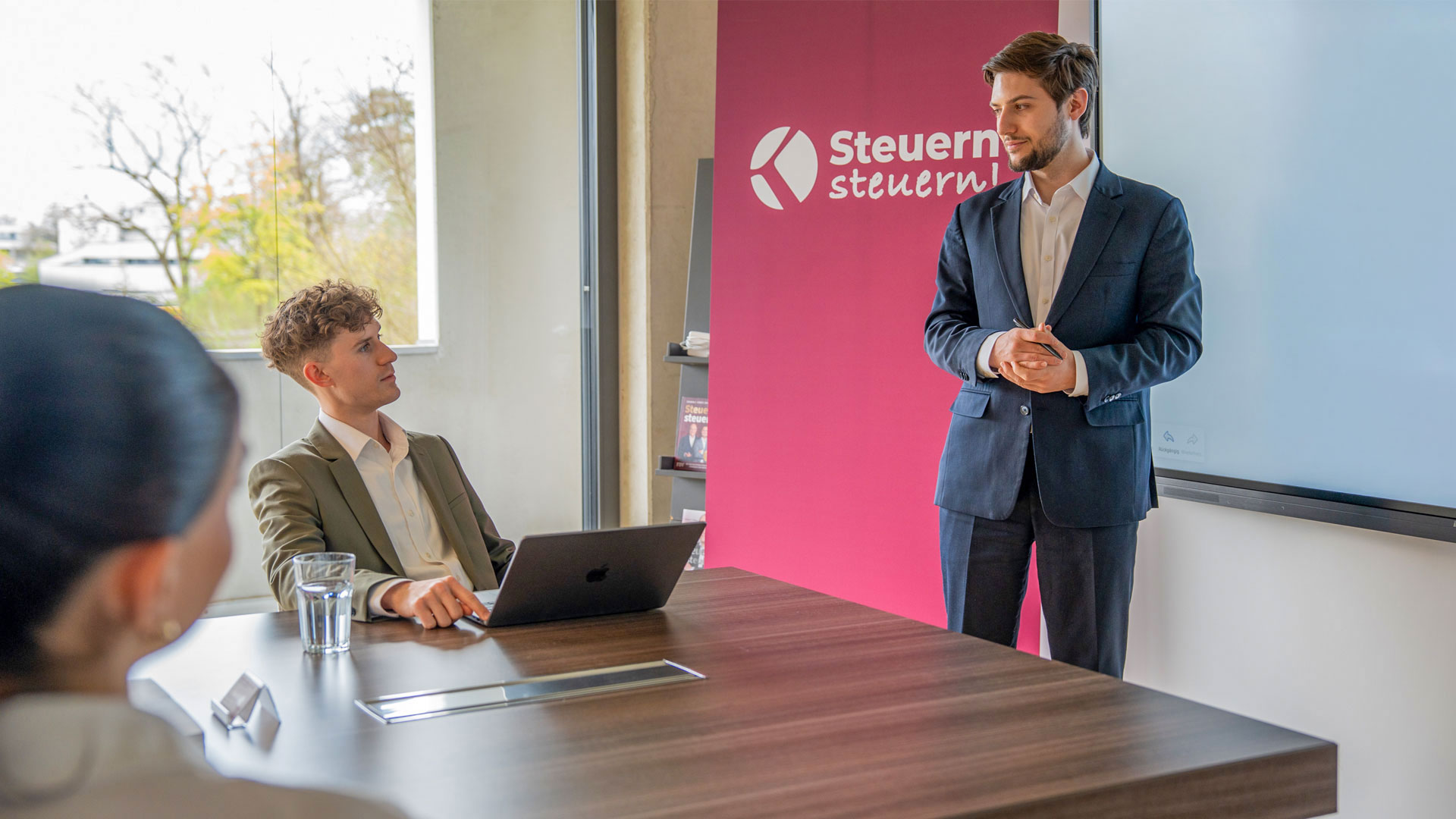 Teammeeting bei Steuern steuern® mit Präsentation zu steuerlichen Strukturen und Zusammenarbeit