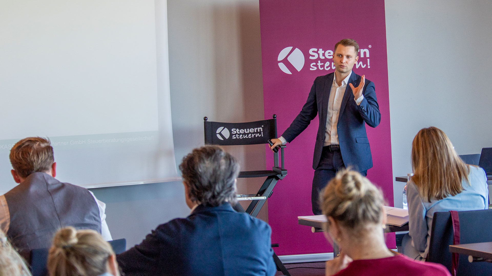 Steuerberater David Kasper erklärt bei einem Workshop Strategien zur Steueroptimierung