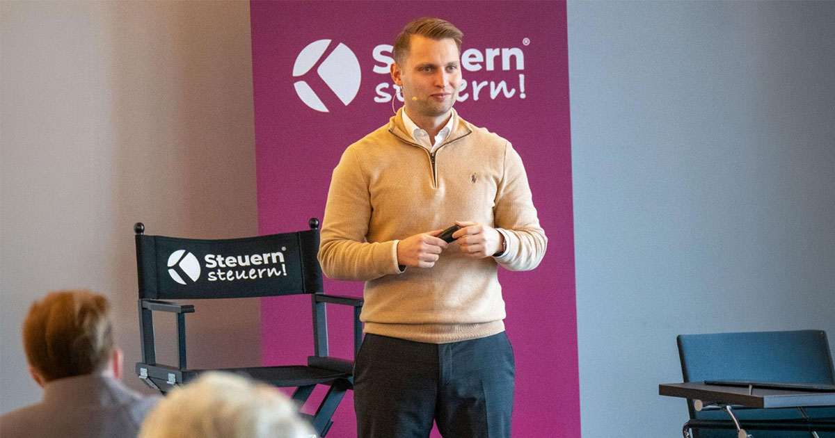 Steuerberater David Kasper hält einen Fachvortrag zu Steuerstrategien und Unternehmensstrukturen auf einem Steuerseminar