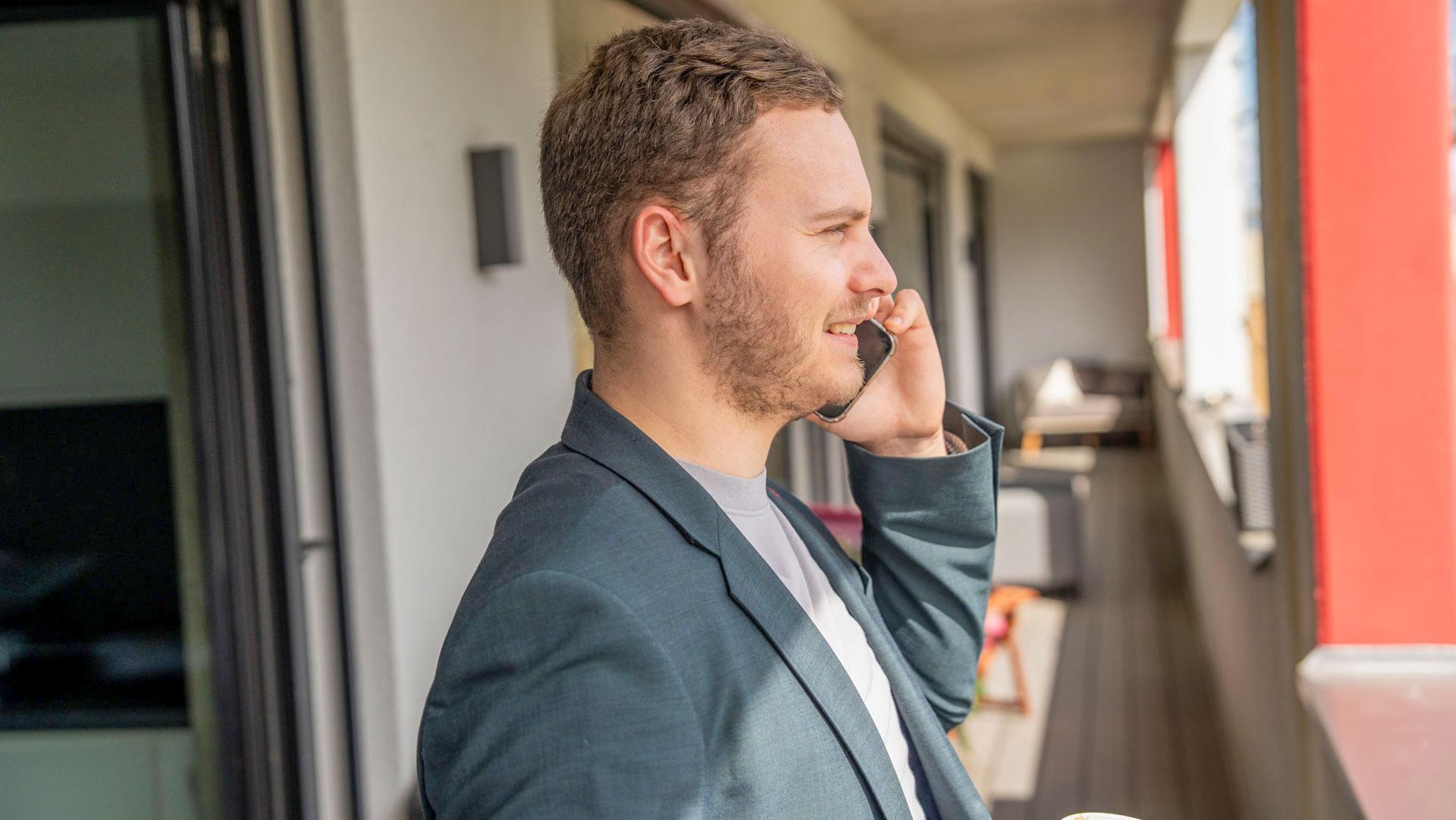 Moderner Arbeitsalltag in einer digitalen Steuerkanzlei mit flexiblen Arbeitsmodellen