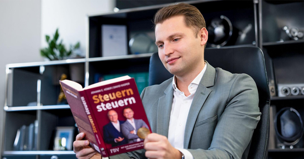David Kasper mit seinem Bestseller-Buch zur strategischen Steuergestaltung