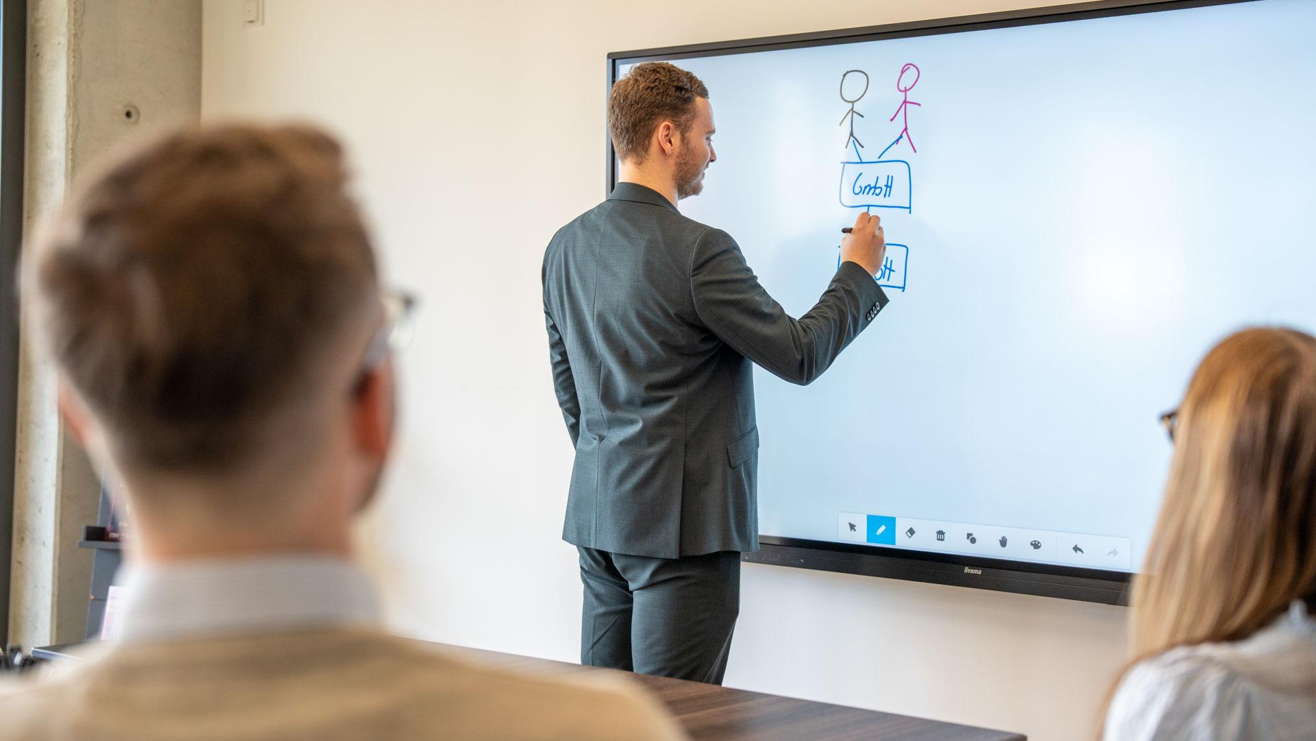 Teammeeting zur Entwicklung von steueroptimierten Holding- und Unternehmensstrategien