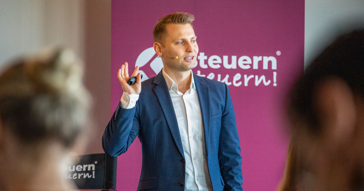 Steuerberater David Kasper während eines Vortrags zu Geschäftsführergehalt, Steuergestaltung und Vergütungsmodellen.
