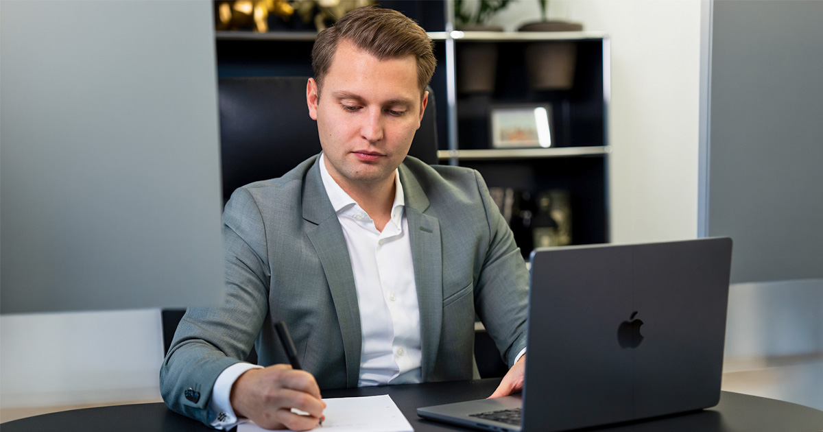 Steuerberater David Kasper erstellt eine individuelle Steuerstrategie für Unternehmen.