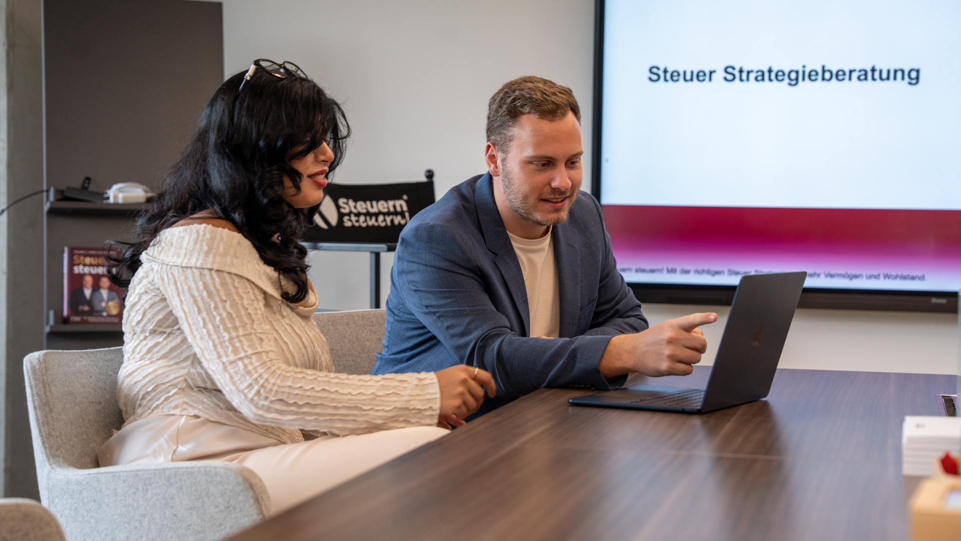 Steuerliche Fragestellungen werden im Team anhand digitaler Unterlagen analysiert.