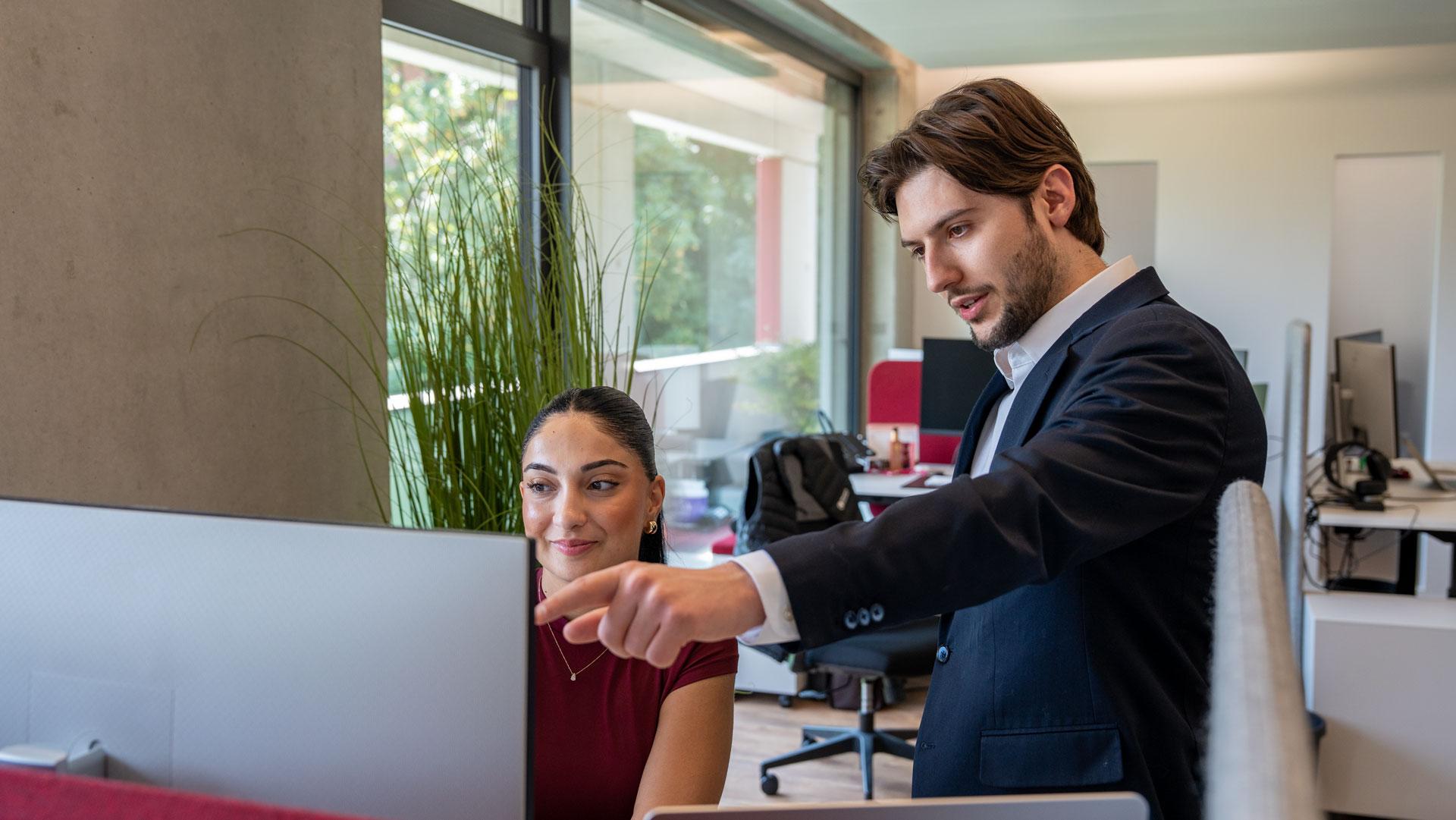 Austausch am Arbeitsplatz über steuerliche Fragestellungen zur Bewertung von Immobilien im Erbfall.
