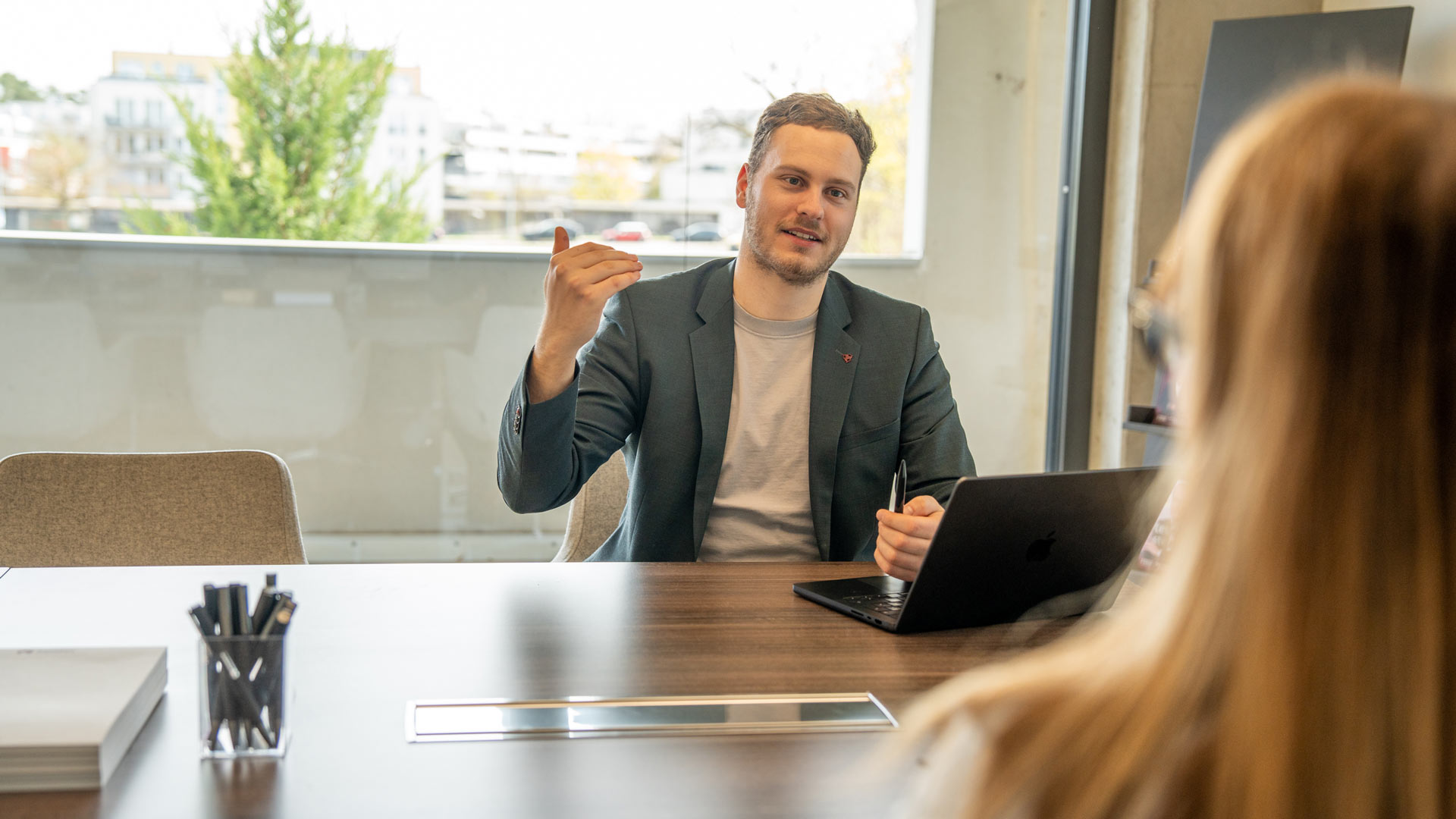 Besprechung zur Erbschaftssteuer 2026 mit Laptop und Fokus auf die steuerliche Bewertung von Immobilien.