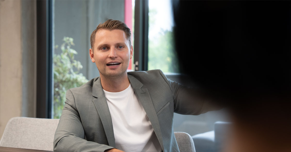 David Kasper im Beratungsgespräch zur richtigen Rechtsform bei hohen Unternehmensgewinnen