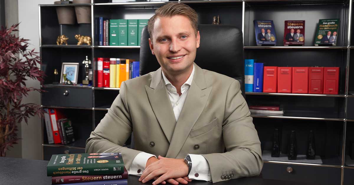 Steuerberater David Kasper ordnet die Rechtsformwahl zwischen GmbH und UG für Gründer ein