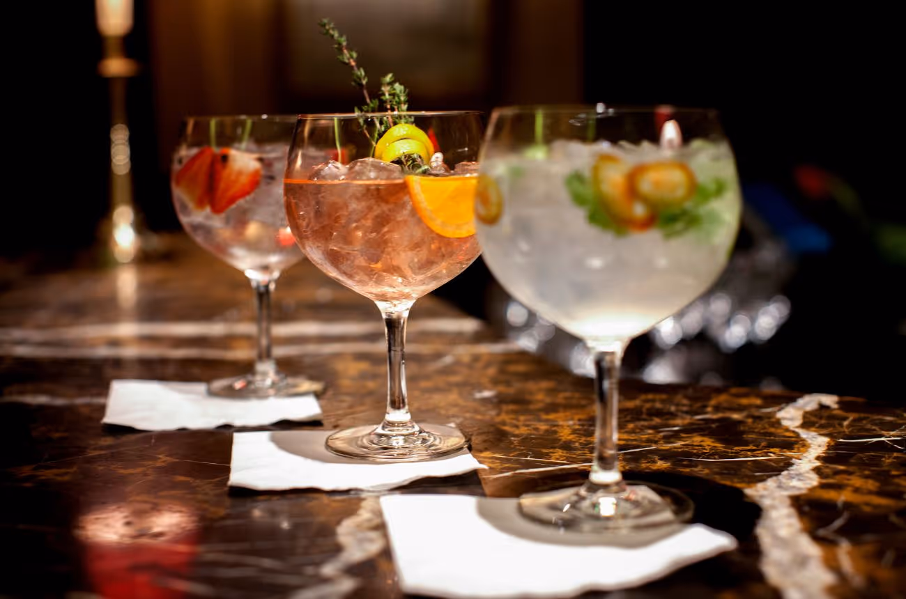 Famous Bars to Visit in Hollywood - Cocktails at the bar