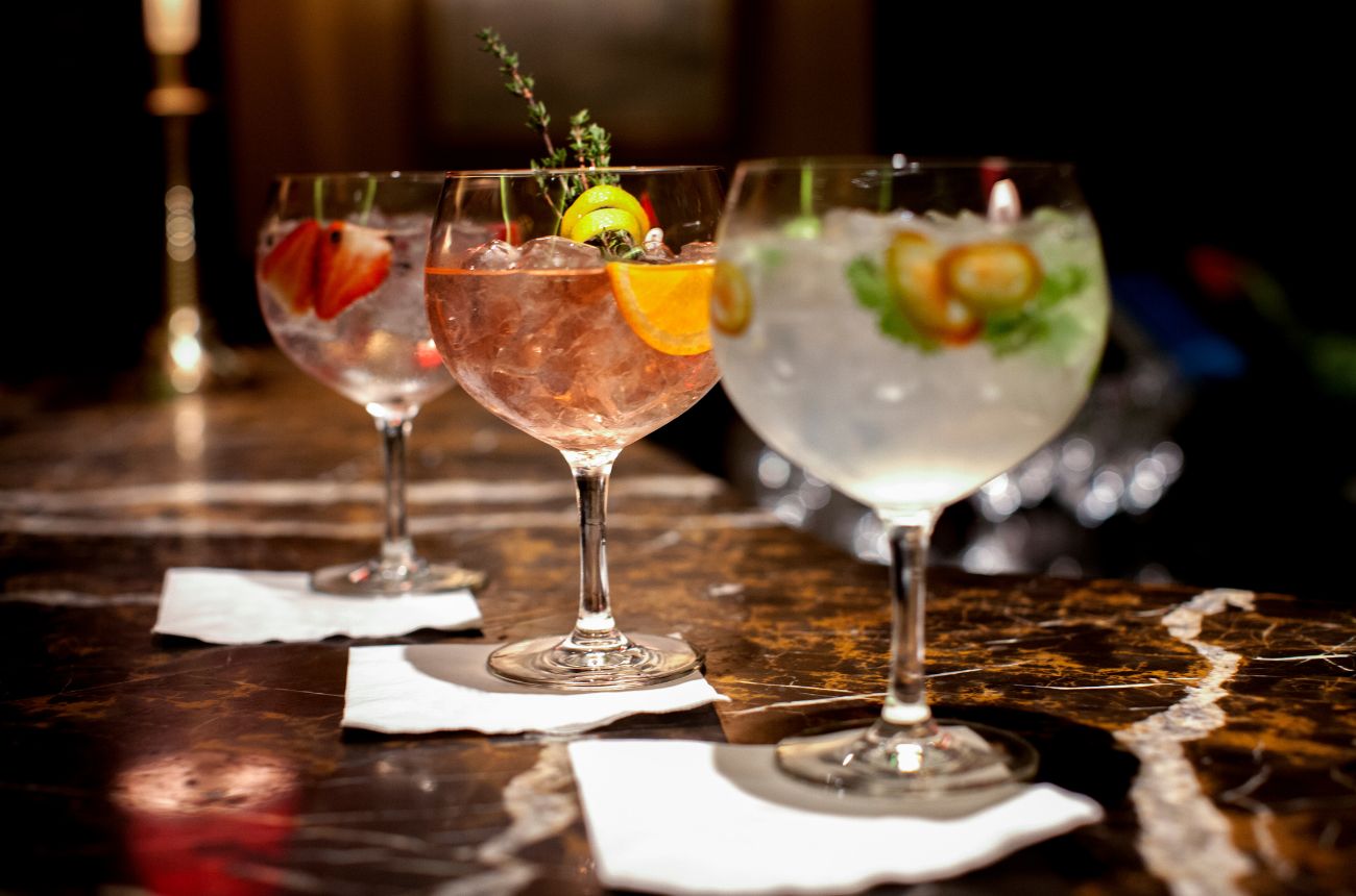 Famous Bars to Visit in Hollywood - Cocktails at the bar