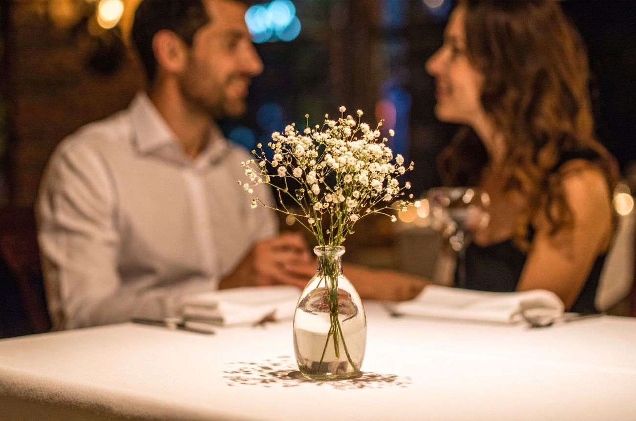 Valentine Day Ideas in Hollywood - Couple having a romantic dinner