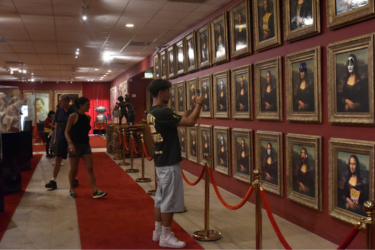 Many Mona Lisa paintings 