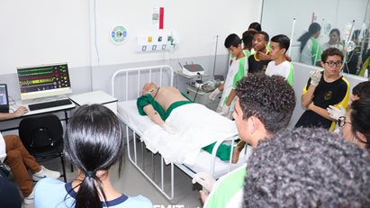 Escola Cívico-Militar de Itajubá realiza visita guiada no campus da FMIT | Afya