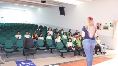 Escola Cívico-Militar de Itajubá realiza visita guiada no campus da FMIT | Afya