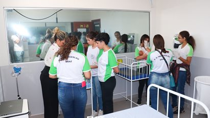 Escola Cívico-Militar de Itajubá realiza visita guiada no campus da FMIT | Afya