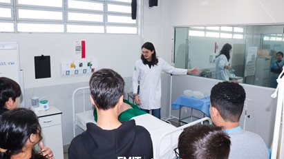 Colégio Genesis realiza visita guiada no campus da FMIT | Afya
