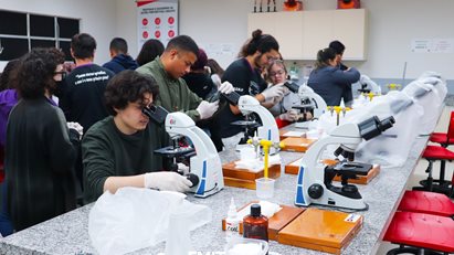 Turmas do Ensino Médio do Colégio Major João Pereira visitam a FMIT