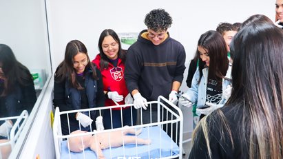 Turmas do Ensino Médio do Colégio Major João Pereira visitam a FMIT