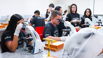 Turmas do Ensino Médio do Colégio Major João Pereira visitam a FMIT
