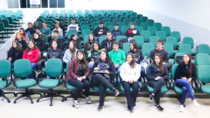 Turmas do Ensino Médio do Colégio Major João Pereira visitam a FMIT