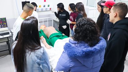 Turmas do Ensino Médio do Colégio Major João Pereira visitam a FMIT