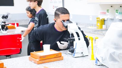 Turmas do Ensino Médio do Colégio Major João Pereira visitam a FMIT