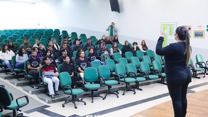 Turmas do Ensino Médio do Colégio Major João Pereira visitam a FMIT