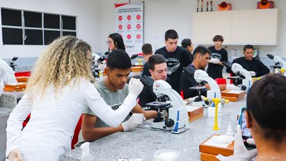 Turmas do Ensino Médio do Colégio Major João Pereira visitam a FMIT