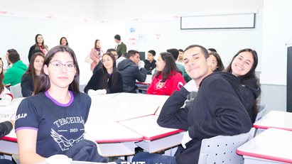 Turmas do Ensino Médio do Colégio Major João Pereira visitam a FMIT