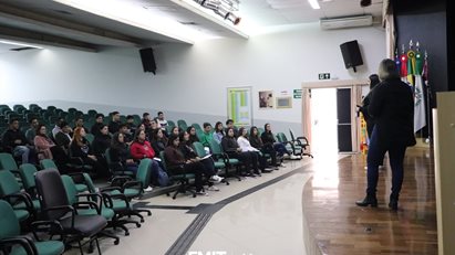 Turmas do Ensino Médio do Colégio Major João Pereira visitam a FMIT