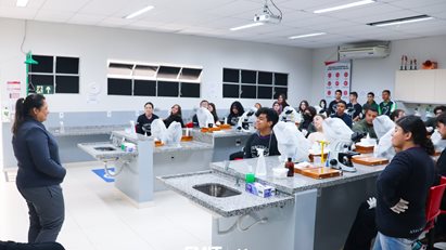Turmas do Ensino Médio do Colégio Major João Pereira visitam a FMIT