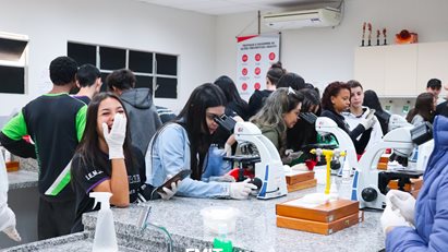 Turmas do Ensino Médio do Colégio Major João Pereira visitam a FMIT