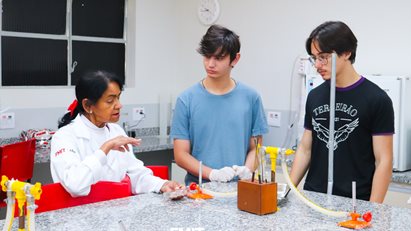 Turmas do Ensino Médio do Colégio Major João Pereira visitam a FMIT