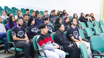 Turmas do Ensino Médio do Colégio Major João Pereira visitam a FMIT