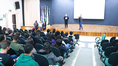 Turmas do Ensino Médio do Colégio Major João Pereira visitam a FMIT